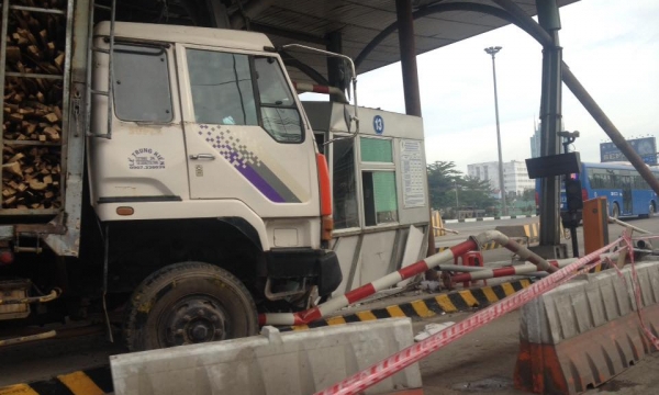 Đồng Nai: Ôtô tải chở gỗ tông thẳng vào trạm thu phí 