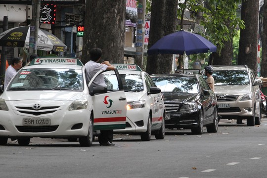 TP.HCM: Cần áp dụng mức thuế tương đồng giữa taxi truyền thống với Uber và Grab