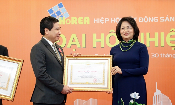 Phó Chủ tịch nước trao Huân chương lao động cho Thủ đức House và Lãnh đạo Hưng Thịnh Corp