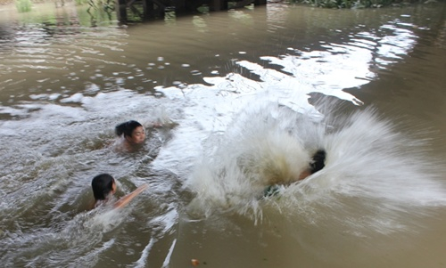 Bình Thuận: 3 em nhỏ chết đuối trong lúc câu cá