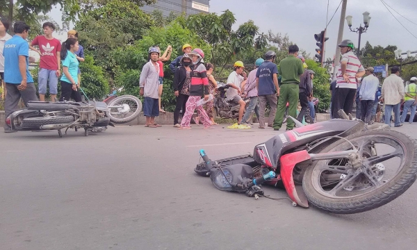 TP.HCM: Ô tô tông liên tiếp 4 xe máy, nhiều người bị thương