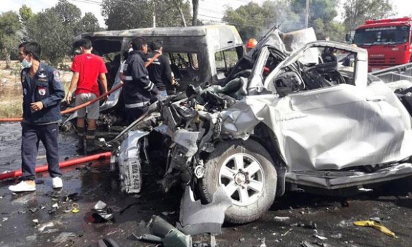 Xe van đâm xe bán tải, 25 người thiệt mạng