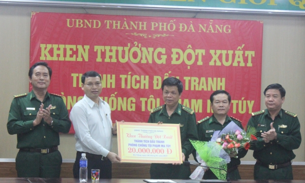 Đà Nẵng: Tặng thiết bị chuyên dụng trị giá 500 triệu đồng cho Bộ đội Biên phòng