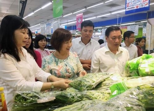 TP.HCM: Nhiều siêu thị cam kết không để thiếu hụt hàng hóa trong dịp Tết 