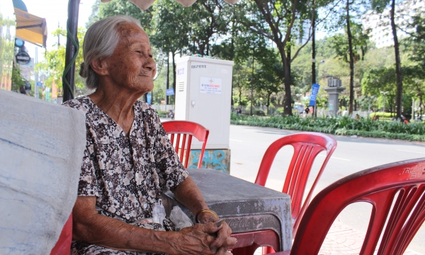 Bà cụ gần 90 tuổi nói thông thạo 4 thứ tiếng