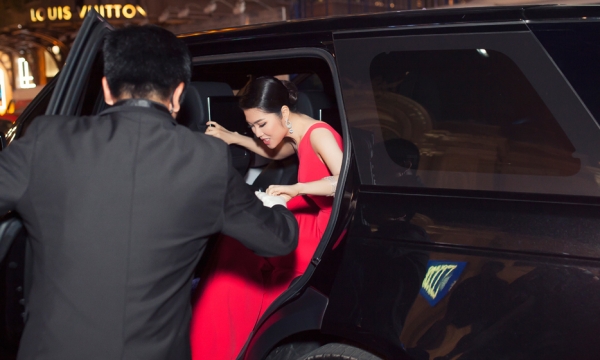 Siêu mẫu Thu Hằng đi siêu xe thuộc 'hàng hiếm' đến sự kiện