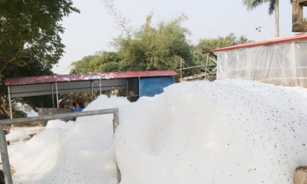 Hà Nam: Nước sông Nhuệ lại ô nhiễm nặng, nổi bọt cao hơn 1 mét