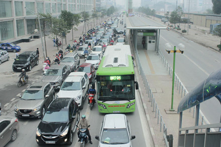 Hà Nội: Phạt nguội nếu ô tô và xe máy đi vào làn đường xe buýt nhanh