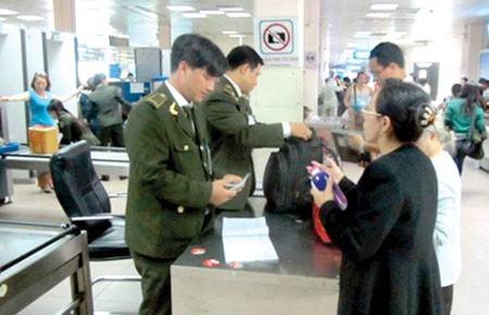 Nữ nhân viên vệ sinh giấu đồ của khách tại sân bay