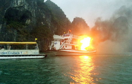 Quảng Ninh: Đình chỉ hoạt động đội tàu của công ty có tàu cháy trên vịnh Hạ Long