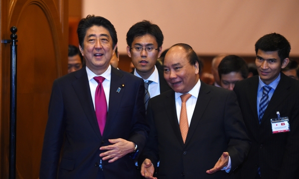 Thủ tướng Nguyễn Xuân Phúc  cùng Thủ tướng Nhật Bản Shinzo Abe  đồng chủ trì tọa đàm 'Doanh nghiệp Việt Nam-Nhật Bản'