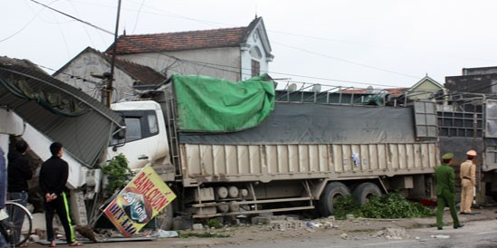 Nghệ An: Xe tải đâm sập 2 nhà dân, 1 người đi bộ tử vong
