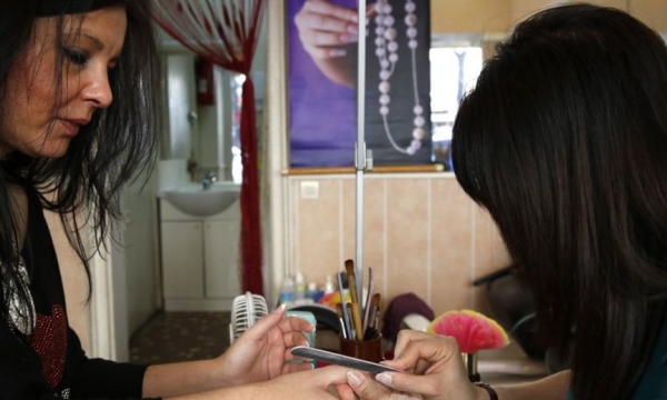 Đường về cho người Việt làm nghề nail bất hợp pháp tại Anh?