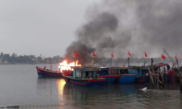 Quảng Bình: Tàu cá bốc cháy dữ dội trên sông Nhật Lệ