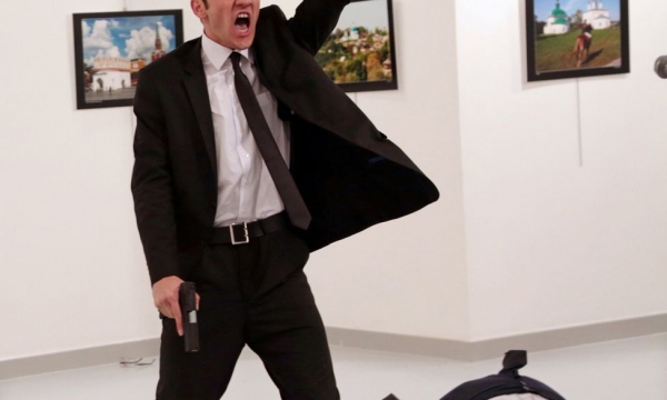 Ảnh ám sát Đại sứ Nga đoạt Giải World Press Photo 2017