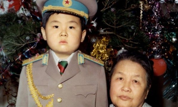 Cậu bé Kim Jong-nam từng được cha cho mặc “quân phục nguyên soái”