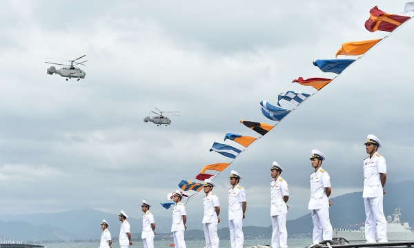 Thủ tướng Nguyễn Xuân Phúc dự lễ thượng cờ tàu ngầm KILO