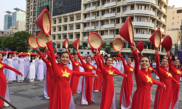 Lễ hội áo dài 2017: 3.000 phụ nữ mặc áo dài xếp hình bản đồ Việt Nam