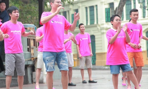 Bố con Hoàng Bách diện giày cao gót nhảy flashmob đấu tranh bình đẳng giới