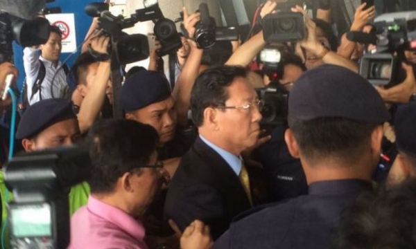 Đại sứ Kang Chol bị phụ thu tiền hành lý tại sân bay
