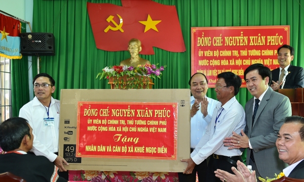 Thủ tướng Nguyễn Xuân Phúc: Cán bộ với dân là một