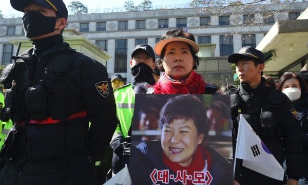 Bà Park Geun-hye rời khỏi dinh Tổng thống