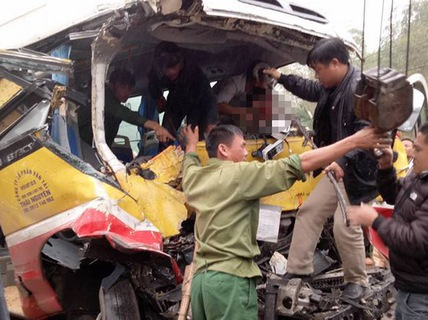 Trốn chạy sau khi gây tai nạn, xe buýt đâm chết 38 người