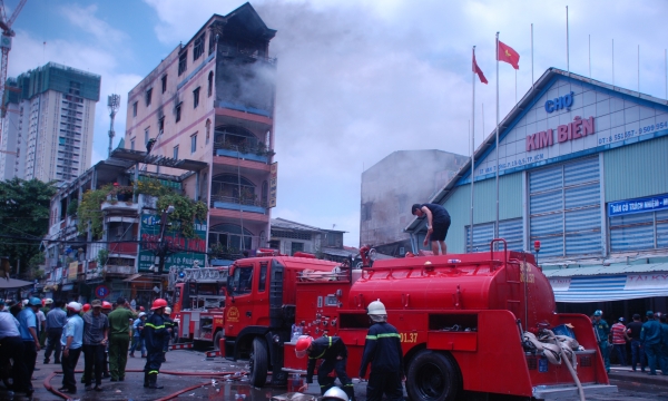 TP.HCM:  Cháy lớn ở tiệm bán đồ chơi trẻ em gần chợ Kim Biên
