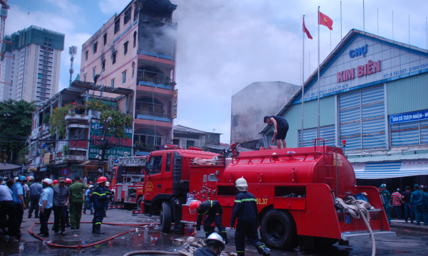 TP.HCM:  Cháy lớn ở tiệm bán đồ chơi trẻ em gần chợ Kim Biên