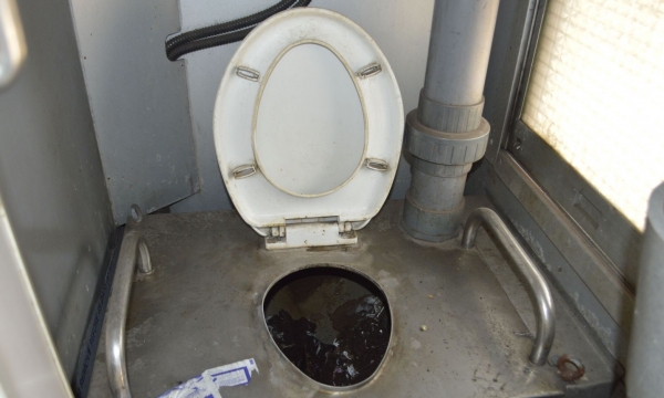 Bất cập nhà vệ sinh trên tàu hỏa
