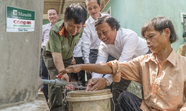 Manulife Việt Nam tài trợ 100 bể chứa nước ngọt cho người dân Bến Tre