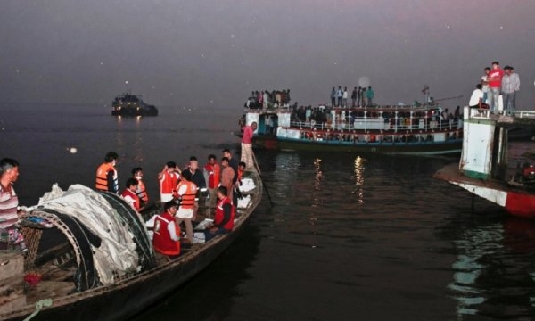 Phà chìm do chở quá tải: 4 người chết, 18 người mất tích