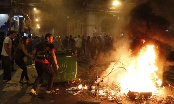 Người biểu tình đốt trụ sở Quốc hội Paraguay, bạo loạn xảy ra