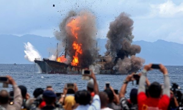 Indonesia phá hủy nhiều tàu cá nước ngoài 