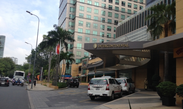 Vỉa hè trước khách sạn  Intercontinental Saigon đã thông thoáng trở lại