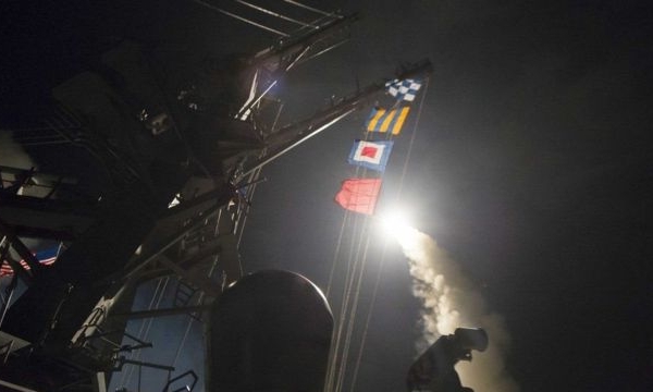 Mỹ bắn tên lửa vào Syria sau “vụ tấn công hóa học”