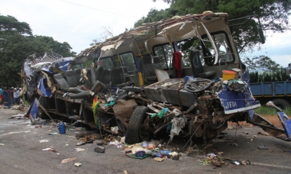 Xe buýt va chạm xe tải, 17 người chết