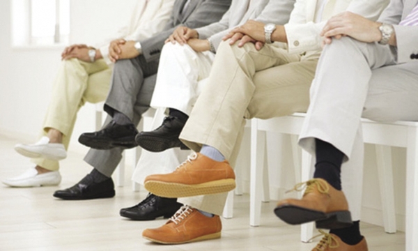 Ngồi bắt chéo chân ảnh hưởng sức khỏe thế nào?