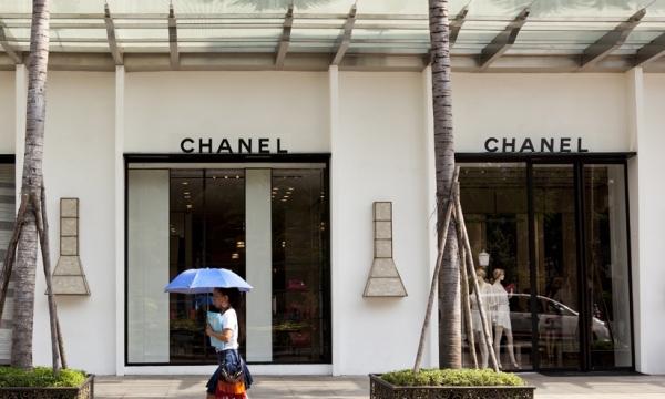 Mua hàng Chanel: Khách hàng “nổi đóa” vì bị thờ ơ?