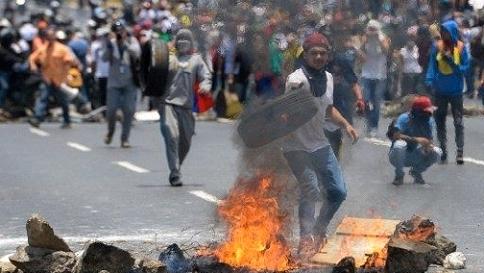 Venezuela: Phe đối lập âm mưu lật đổ tổng thống, bạo loạn leo thang. 