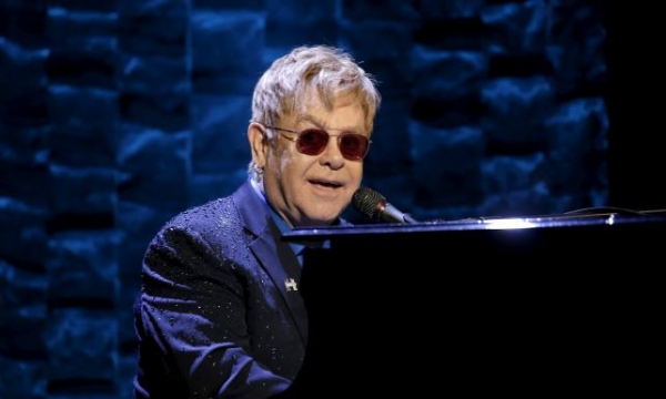 Danh ca Elton John dần hồi phục sau khi nhiễm virus siêu lạ
