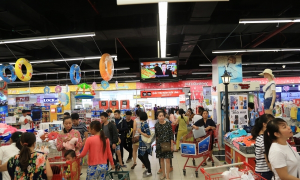 Lễ 30/4, người dân rủ nhau mua sắm tại Lotte Mart