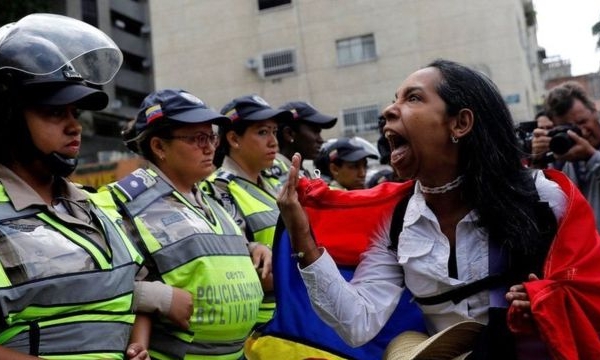 Kinh tế Venezuela lạm phát hơn 700%: Phụ nữ biểu tình phản đối