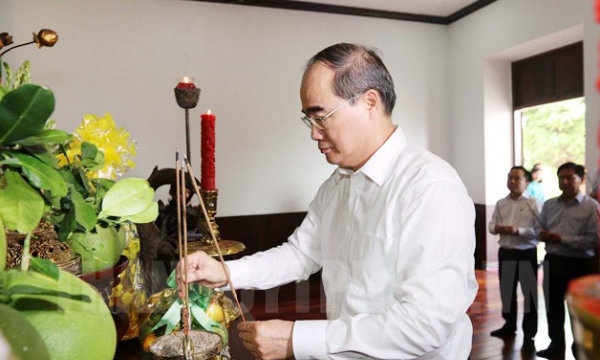 Bí thư Thành ủy TP. HCM Nguyễn Thiện Nhân dâng hương tưởng nhớ Chủ tịch Hồ Chí Minh