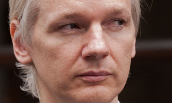 Khắc tinh của tình báo Mỹ Assange mời cựu Giám đốc FBI làm việc lương cao