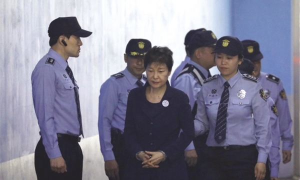 Câu chuyện Tổng thống Hàn Quốc bị còng tay: Khi “Vua chịu tội như dân”