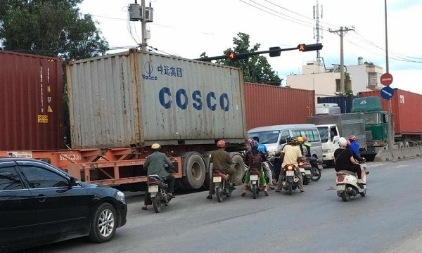  TP.HCM: Cư dân Cát Lái “cầu cứu” bí thư vì xe container đe dọa tính mạng