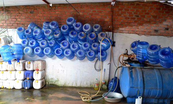 Phát hiện cơ sở sản xuất nước uống đóng bình không rửa bình khi tái sử dụng