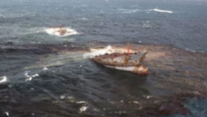 Tàu chở dầu chìm ngoài khơi Malaysia: 6 thủy thủ mất tích