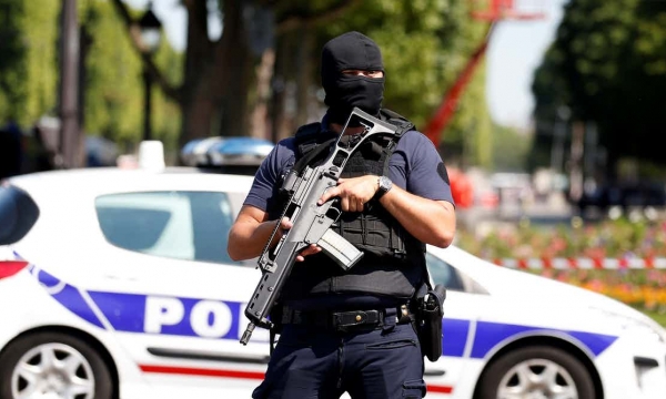 Lại đâm xe khủng bố ở Paris, sát thủ bị tiêu diệt